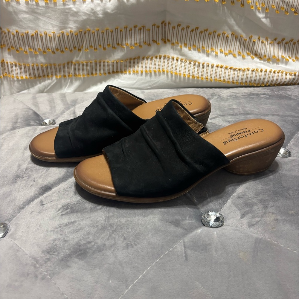 Comfortiva Black and Tan Women's Mules